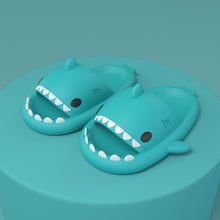 Lade das Bild in den Galerie-Viewer, Wolken Slipper mit Hai Motiv | Cozy Slippers | Cloud Sandals | Cozy Slides - [product_type - selley.de