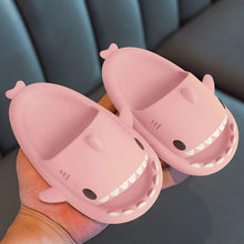 Lade das Bild in den Galerie-Viewer, Wolken Slipper mit Hai Motiv | Cozy Slippers | Cloud Sandals | Cozy Slides - [product_type - selley.de
