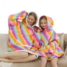 Lade das Bild in den Galerie-Viewer, Oversized Hoodie Decke mit Cartoon Designs | Die Kuscheldecke mit Ärmeln - selley.de