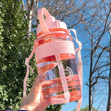 Lade das Bild in den Galerie-Viewer, XXL Wasserflasche mit 2 Liter Kapazität