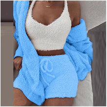 Lade das Bild in den Galerie-Viewer, Flauschiges Lounge Set aus 3 Teilen | Cardigan, Shorts & Crop Top - selley.de