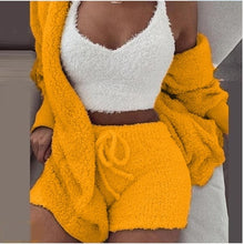 Lade das Bild in den Galerie-Viewer, Flauschiges Lounge Set aus 3 Teilen | Cardigan, Shorts & Crop Top - selley.de