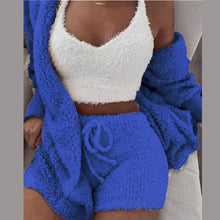 Lade das Bild in den Galerie-Viewer, Flauschiges Lounge Set aus 3 Teilen | Cardigan, Shorts & Crop Top - selley.de