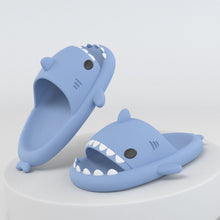 Lade das Bild in den Galerie-Viewer, Wolken Slipper mit Hai Motiv | Cozy Slippers | Cloud Sandals | Cozy Slides - [product_type - selley.de
