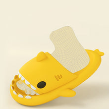 Lade das Bild in den Galerie-Viewer, Wolken Slipper mit Hai Motiv | Cozy Slippers | Cloud Sandals | Cozy Slides - [product_type - selley.de
