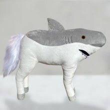 Lade das Bild in den Galerie-Viewer, Das Shorse - das komischste Kuscheltier | Meme Kuscheltier Hai &amp; Pferd - [product_type - selley.de
