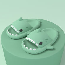 Lade das Bild in den Galerie-Viewer, Wolken Slipper mit Hai Motiv | Cozy Slippers | Cloud Sandals | Cozy Slides - [product_type - selley.de
